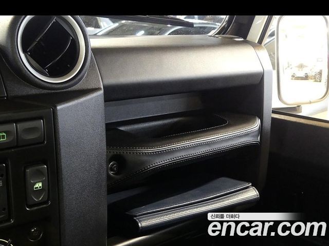 Land Rover Defender 2010 — photo 17