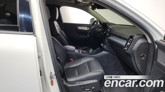 Volvo XC40 2021 — photo 16