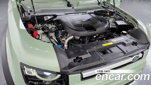 Land Rover Defender 2023 — photo 6