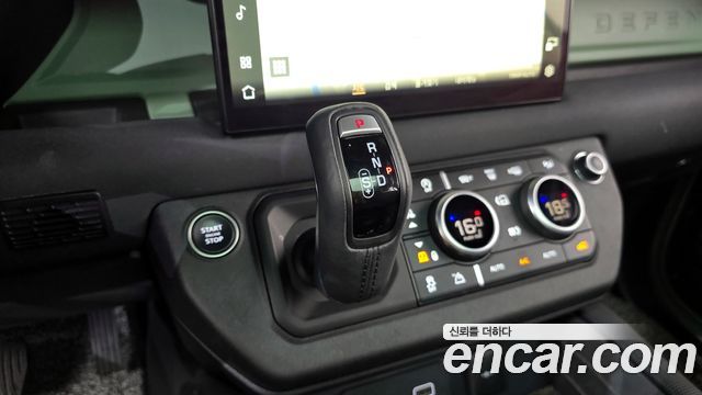 Land Rover Defender 2023 — photo 12