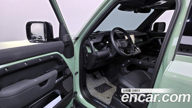 Land Rover Defender 2023 — photo 13