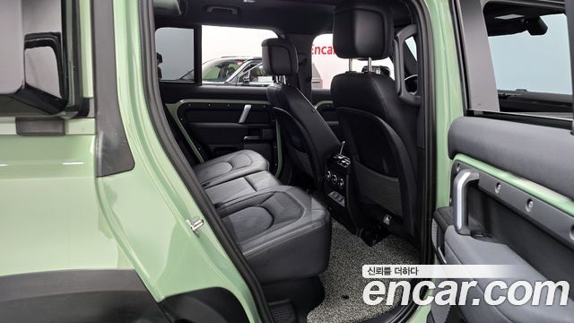 Land Rover Defender 2023 — photo 17