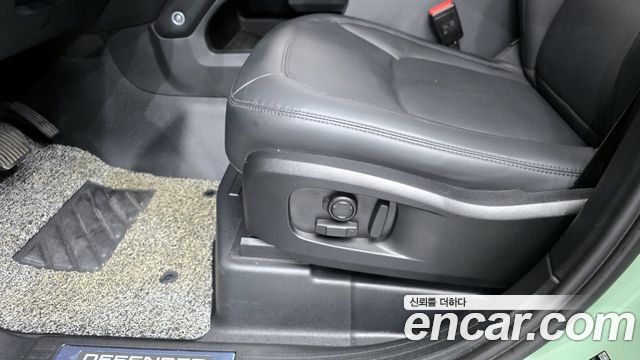 Land Rover Defender 2023 — photo 18
