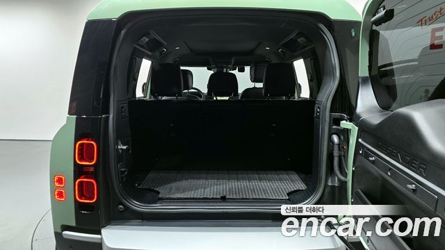 Land Rover Defender 2023 — photo 25