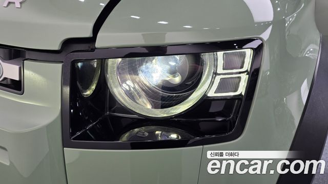 Land Rover Defender 2023 — photo 8