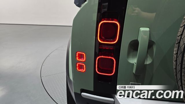 Land Rover Defender 2023 — photo 9