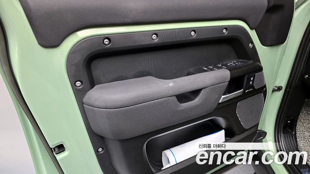 Land Rover Defender 2023 — photo 14