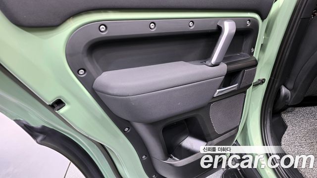 Land Rover Defender 2023 — photo 15