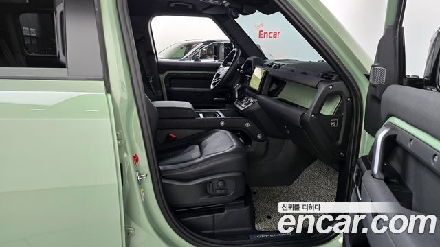 Land Rover Defender 2023 — photo 16