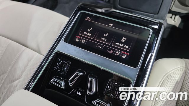 Audi A8 2023 — photo 19