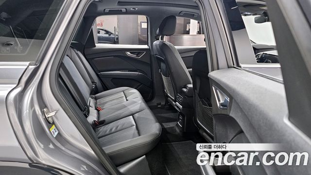Audi Q4 e-tron 2025 — photo 11