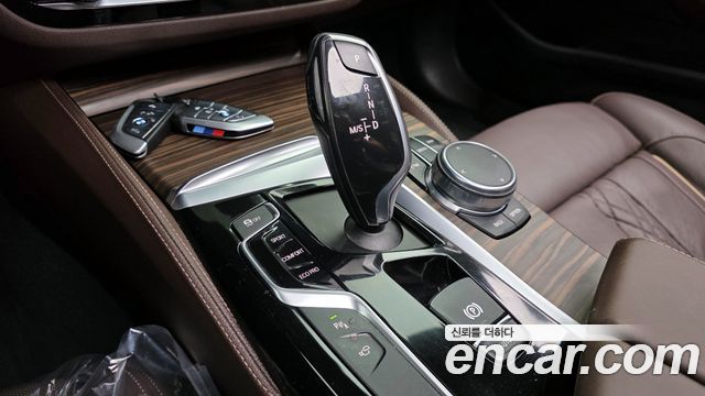 BMW 5-Series 2018 — photo 12