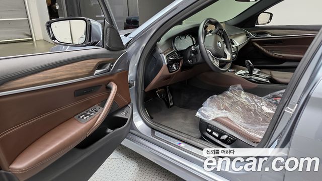 BMW 5-Series 2018 — photo 13