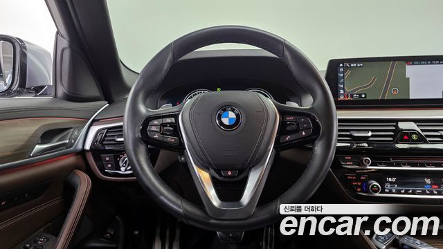 BMW 5-Series 2018 — photo 19