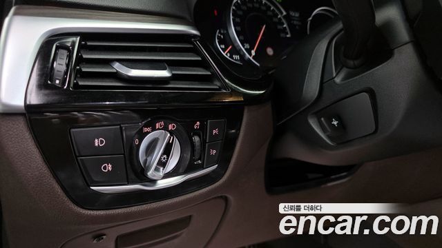 BMW 5-Series 2018 — photo 26