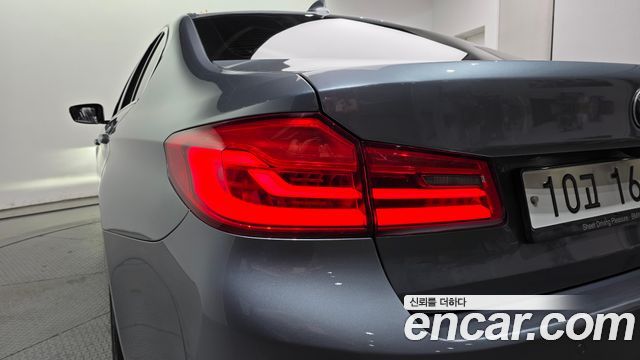 BMW 5-Series 2018 — photo 9