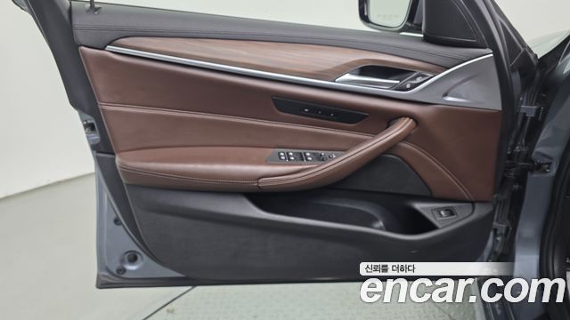 BMW 5-Series 2018 — photo 14