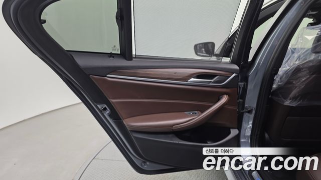 BMW 5-Series 2018 — photo 15