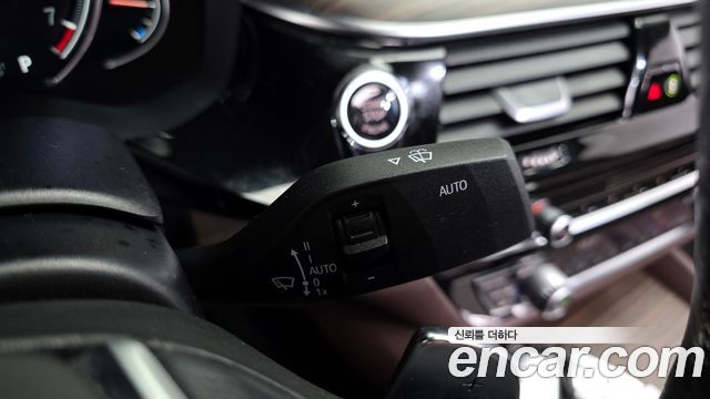 BMW 5-Series 2018 — photo 30
