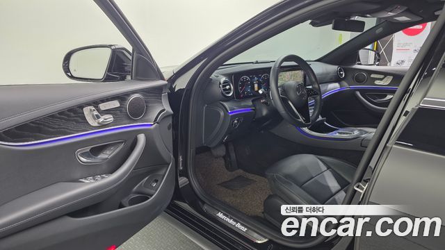 Mercedes-Benz E-Class 2023 — photo 10