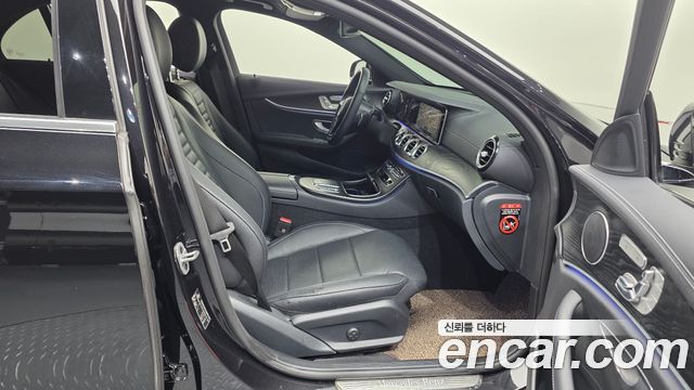 Mercedes-Benz E-Class 2023 — photo 11
