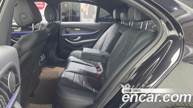 Mercedes-Benz E-Class 2023 — photo 12