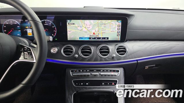 Mercedes-Benz E-Class 2023 — photo 14