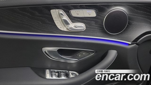 Mercedes-Benz E-Class 2023 — photo 19