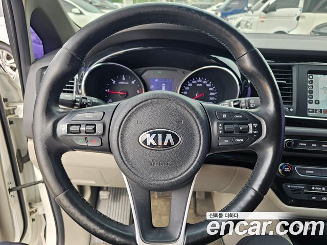 Kia Canival 2017 — photo 11