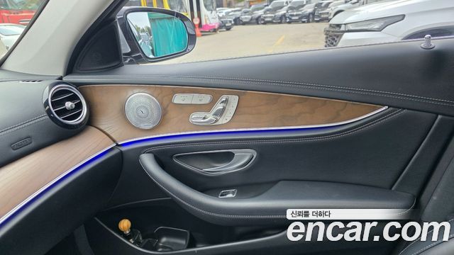 Mercedes-Benz E-Class 2019 — photo 18