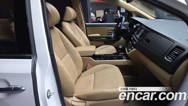 Kia Canival 2017 — photo 11