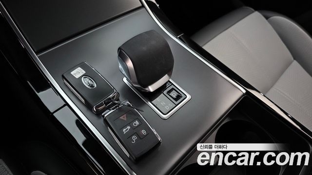 Land Rover Range Rover Velar 2025 — photo 12