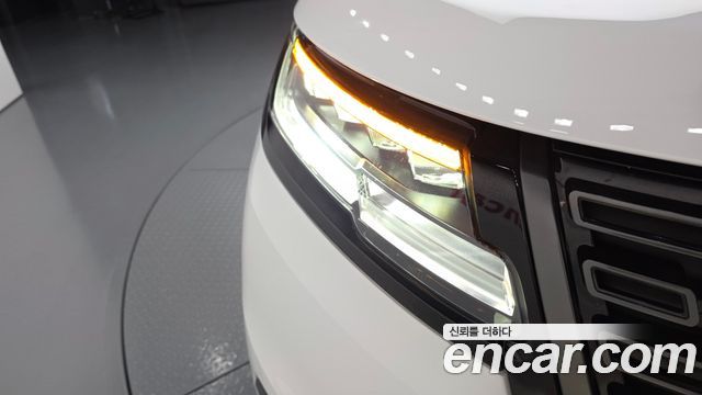 Land Rover Range Rover Velar 2025 — photo 8