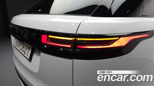 Land Rover Range Rover Velar 2025 — photo 9