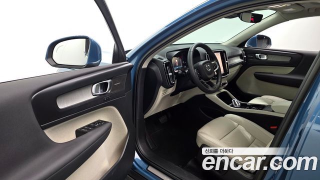 Volvo XC40 2023 — photo 13
