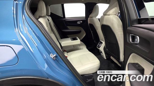 Volvo XC40 2023 — photo 17