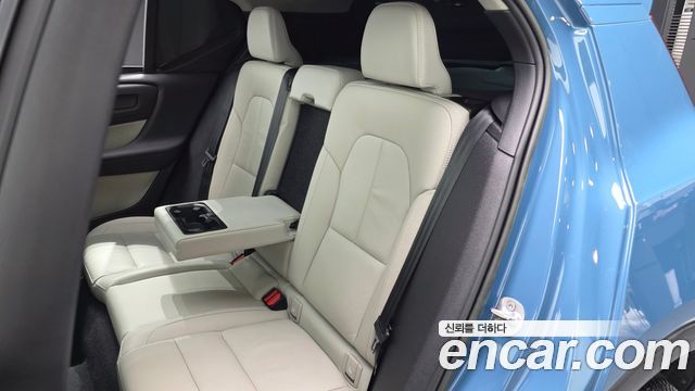 Volvo XC40 2023 — photo 18