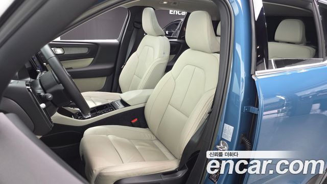 Volvo XC40 2023 — photo 25