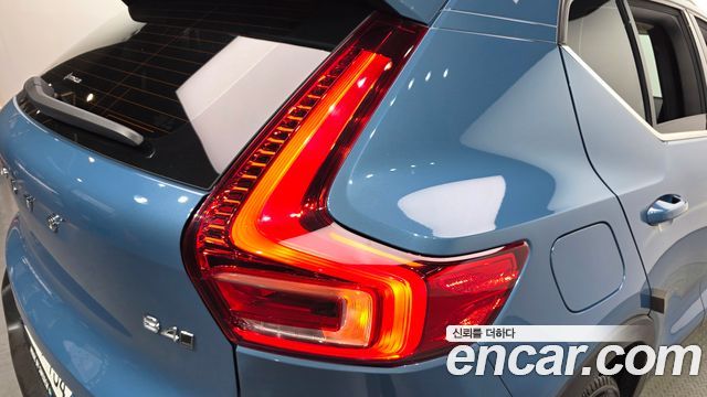 Volvo XC40 2023 — photo 9