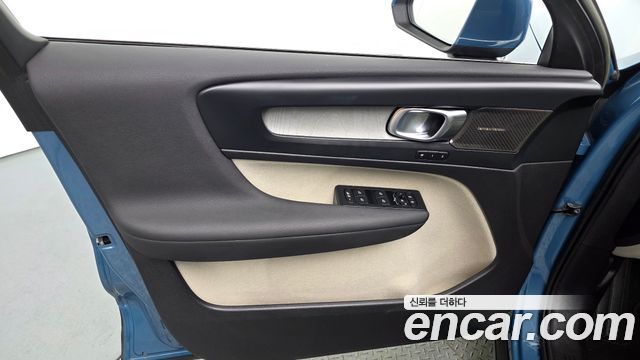 Volvo XC40 2023 — photo 14