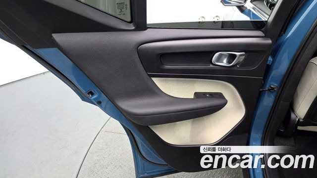 Volvo XC40 2023 — photo 15