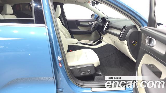 Volvo XC40 2023 — photo 16