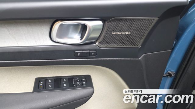 Volvo XC40 2023 — photo 27
