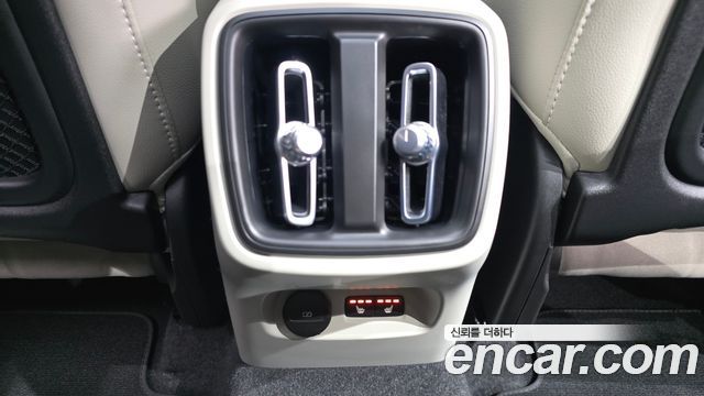 Volvo XC40 2023 — photo 30