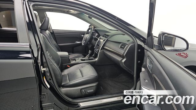 Toyota Camry 2017 — photo 17