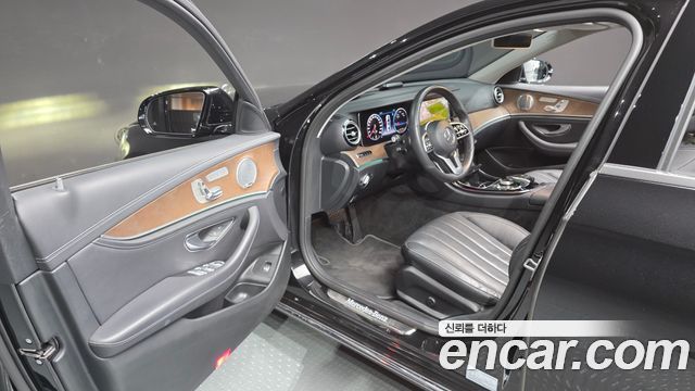 Mercedes-Benz E-Class 2019 — photo 13