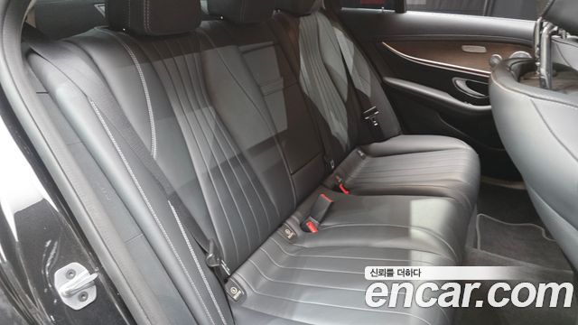 Mercedes-Benz E-Class 2019 — photo 17