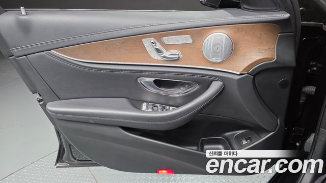 Mercedes-Benz E-Class 2019 — photo 14
