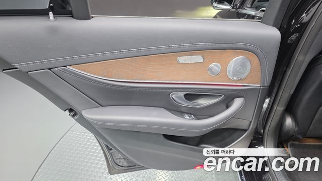 Mercedes-Benz E-Class 2019 — photo 15