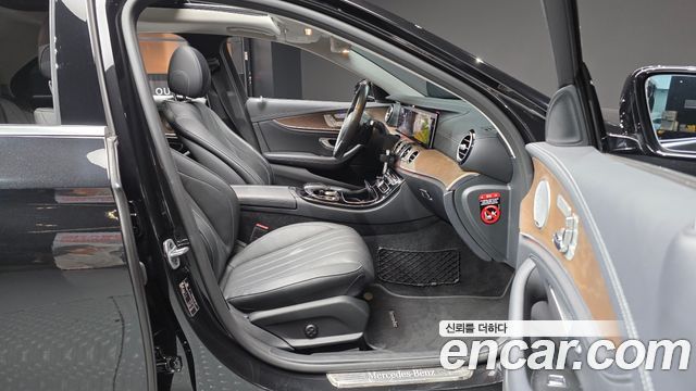 Mercedes-Benz E-Class 2019 — photo 16